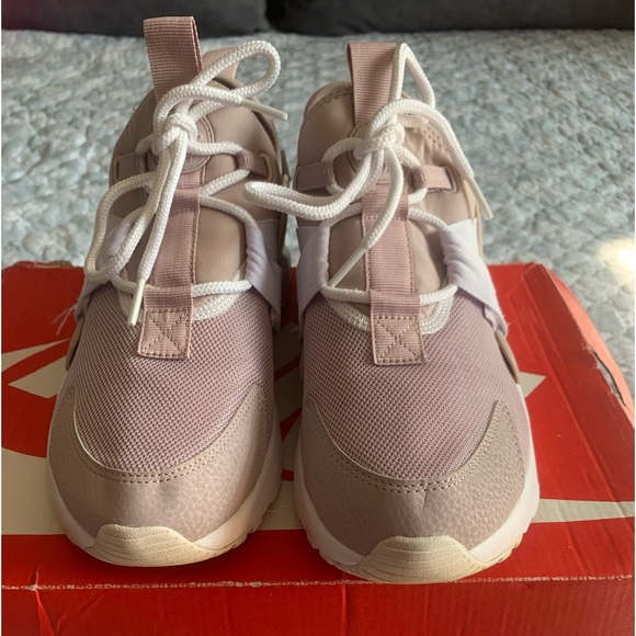 Nike Air Huarache City Low W , size 8.5 - Picture 2 of 7